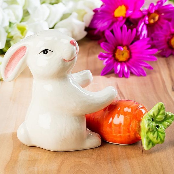 Salero y pimentero con forma de conejito y zanahoria
