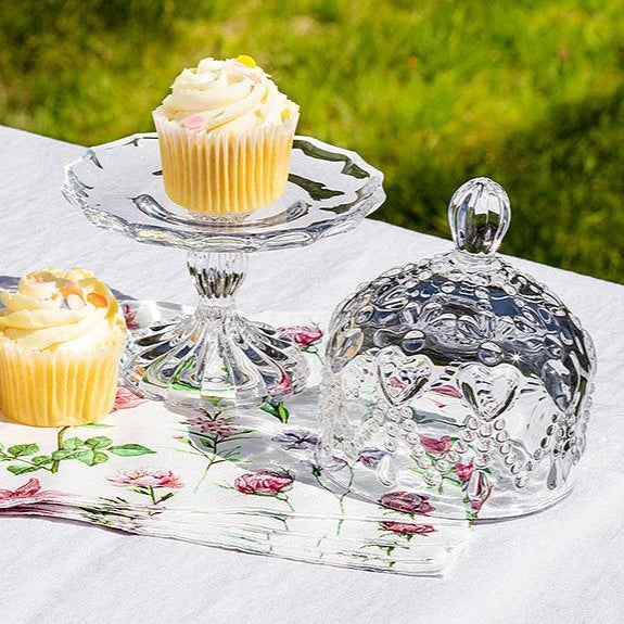 Pequeño plato de pedestal cubierto con corazones