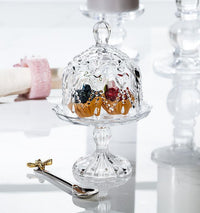 Pequeño plato de pedestal cubierto con corazones