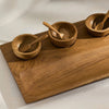 Tabla de aperitivos y cuencos de madera de teca