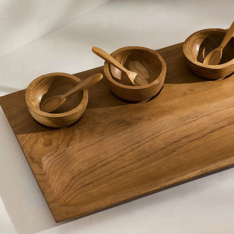 Tabla de aperitivos y cuencos de madera de teca