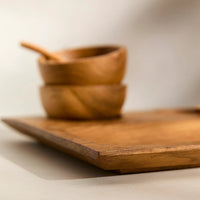 Tabla de aperitivos y cuencos de madera de teca