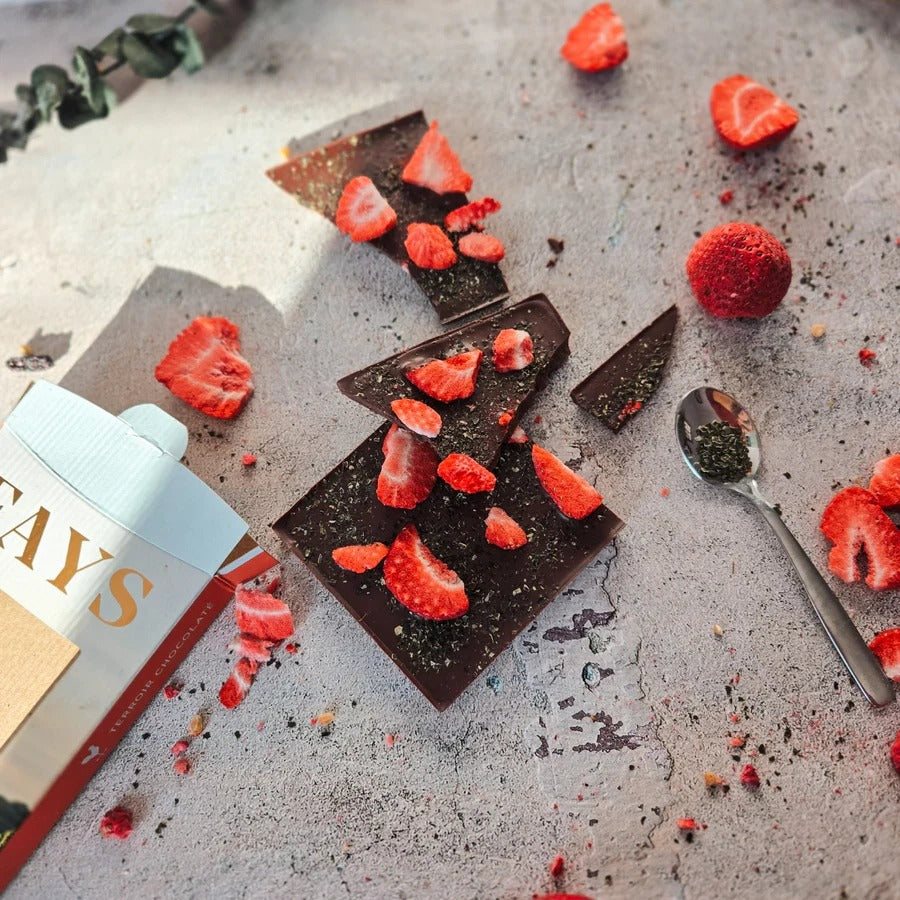 Dark Chocolate Bar with Strawberries and Royal Kombu 80g