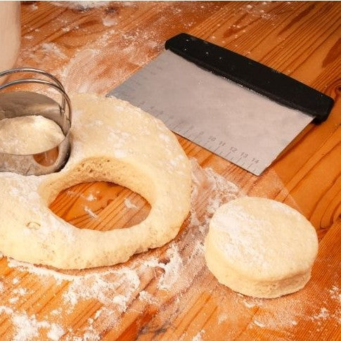 Raclette et Coupe-pâte en acier inoxydable avec guide de mesure