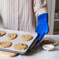 Gant de cuisine en silicone bleu indigo