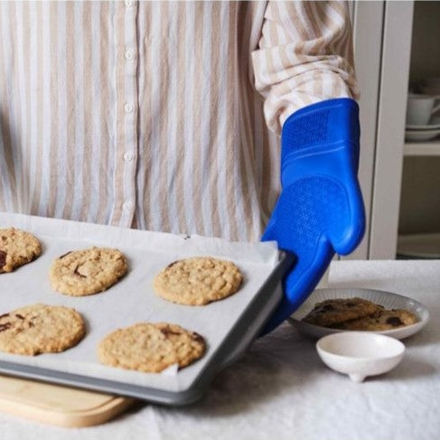 Gant de cuisine en silicone bleu indigo