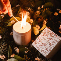 Vela navideña Flor de Invierno - 8oz