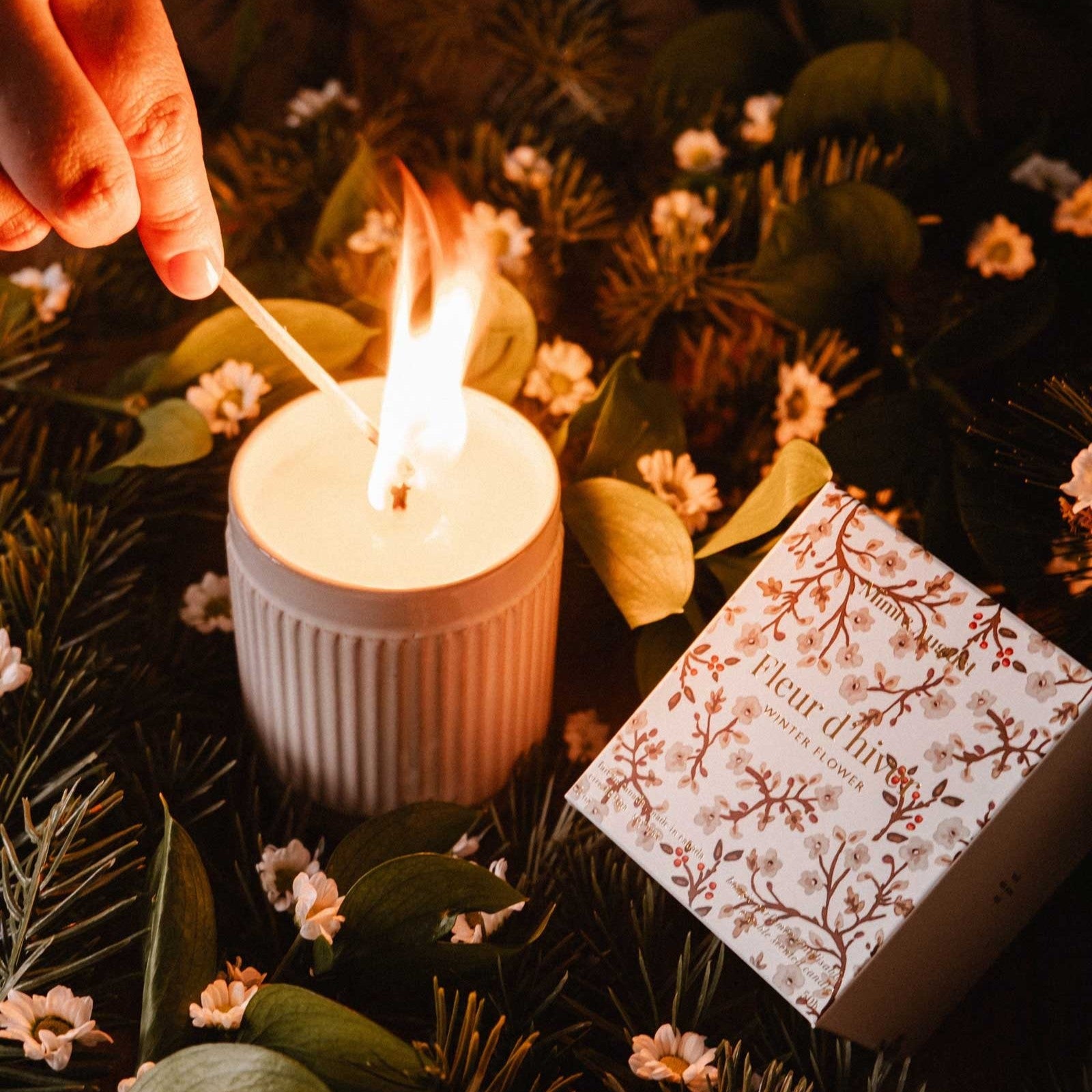 Vela navideña Flor de Invierno - 8oz