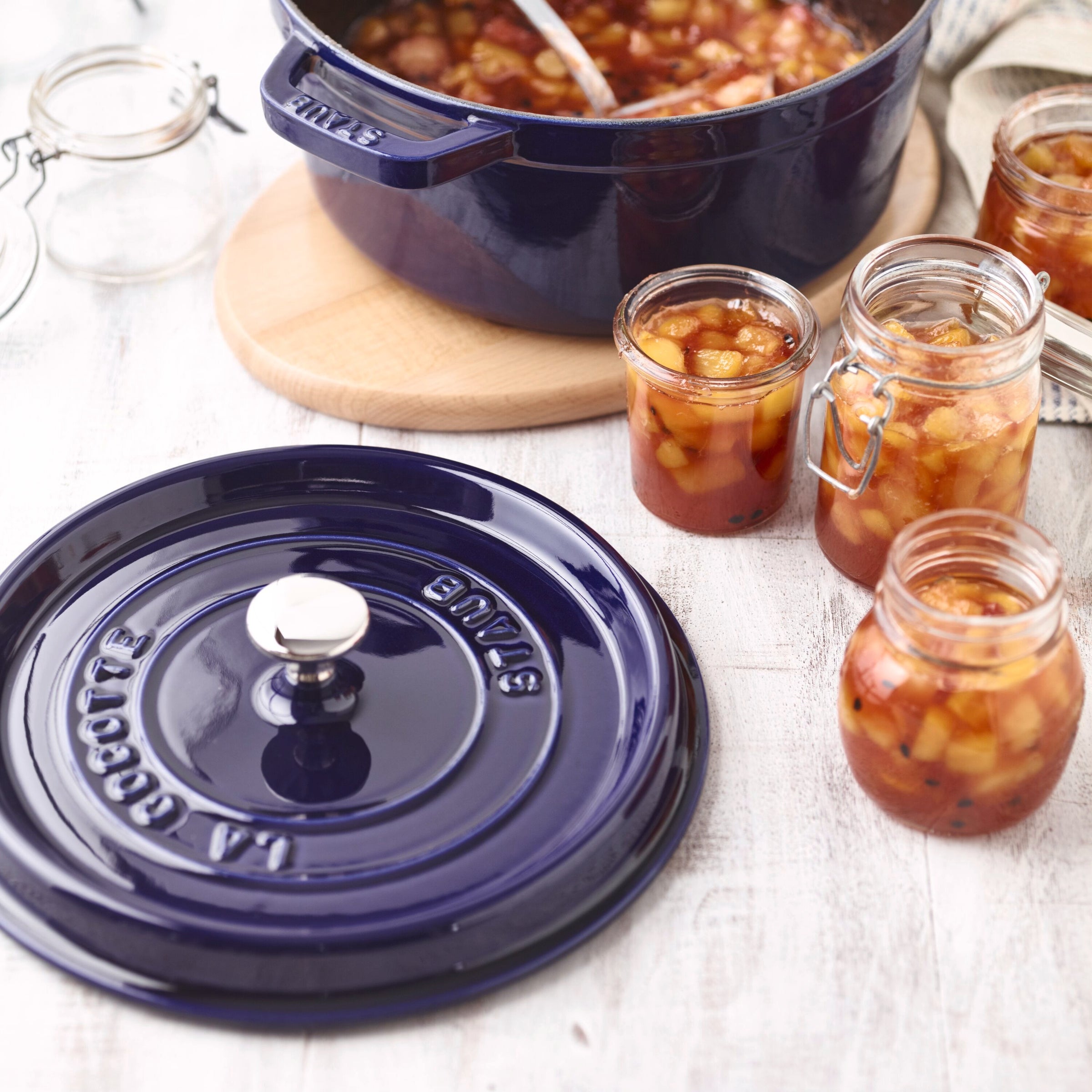 Cocotte ronde en fonte bleu foncé - 24 cm / 3,7 L