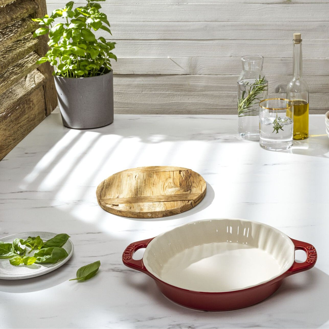 Plato redondo para tarta de cerámica color rojo cereza de 24 cm